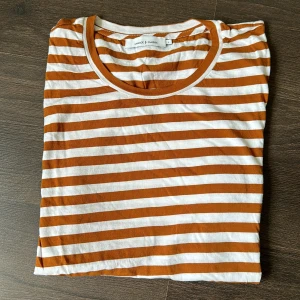 Randig T-shirt  - Helt ny och oanvänd T-shirt från Samsøe Samsøe.   Rensar ur min garderob från en hel del oanvända kläder🌼 Kika och se om du ser något mer i min profil som du gillar så skickar jag med det till dig också!😊 Fler kläder kommer!  