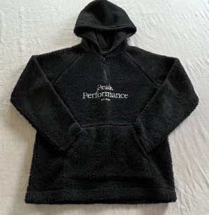 Pile hoodie från Peak Performance  - Lurvig Hoodie från Peak Performance. Lite platt på armbågarna, se bild. Annars i gott skick.