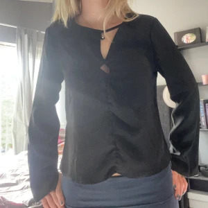 Bikbok blus  - Super söt blus från Bikbok 💗 säljer eftersom den aldrig kommer till användning, lapp kvar!   Perfekt till festligare tillfällen. Pris kan diskuteras 