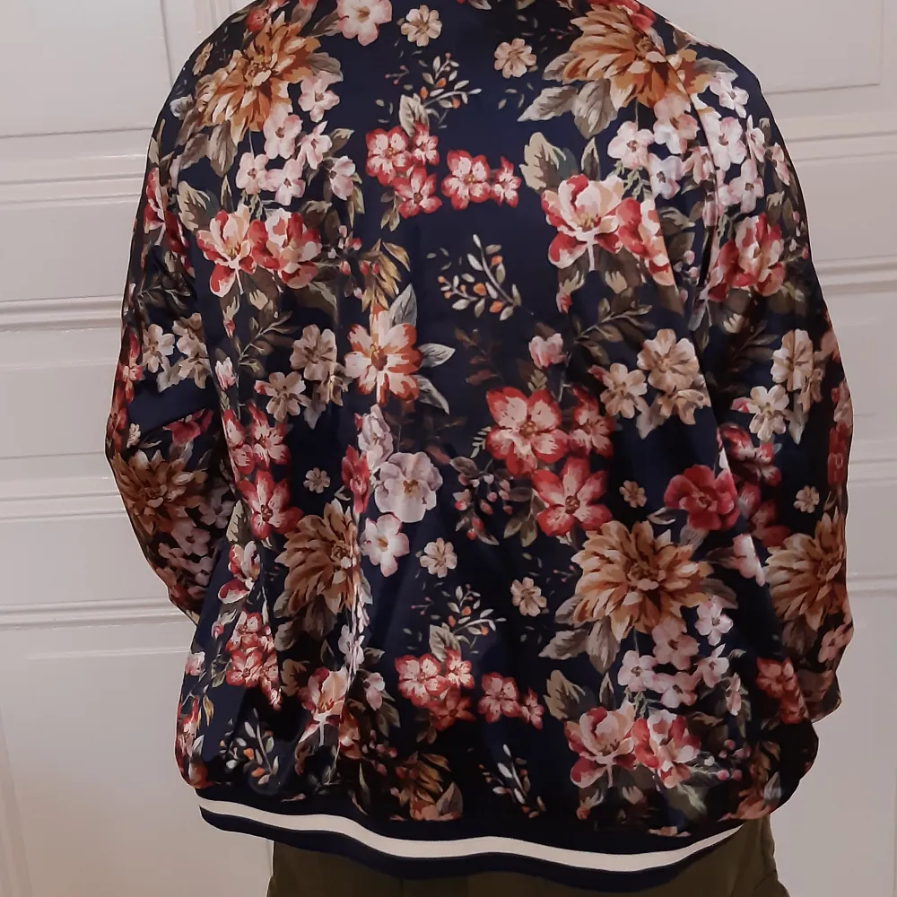 Säljer en super bekväm zip up tröja med fint blommigt mönster! Säljer för att det inte riktigt är min stil och den aldrig kom till användning. Kontakta mig gärna om du har frågor! Köparen står för frakten🌺💐🌸. Tröjor & Koftor.