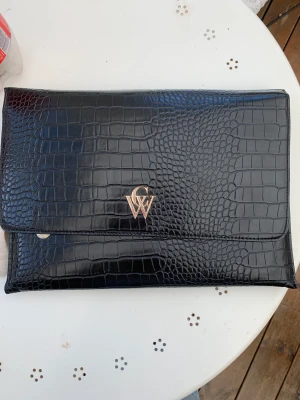 Datorfodral  - Datorfodral från Carin Wester använt men fint skick, lite blyerts märken men går säkert att ta bort har inte försökt. 