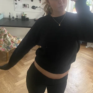 Sjukt najs tröja🫶🖤✨ - Sjukt najs tröja!!🫶🖤✨ kommer alltid till användning med en svart stickad, perfekt till hösten och vintern att ha till vad som helst när som helst!😍 perfekt skick!