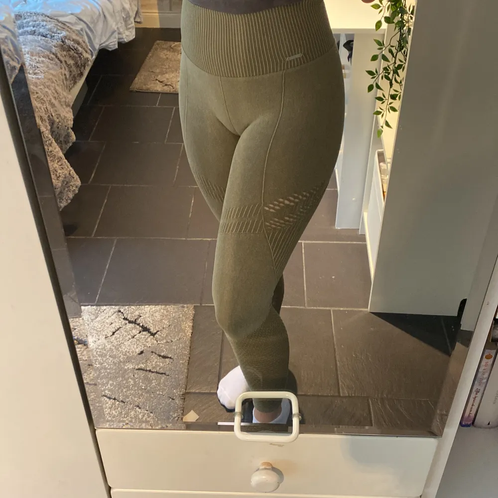 Olivgröna träningstights från Aim’n i modellen ”Statement Seamless Tights), storlek XS. Högmidjade och stretchiga!🏃🏽‍♀️💚. Jeans & Byxor.