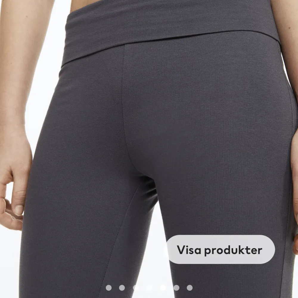 Säljer dessa yoga pants från hm som är helt slutsålda som ej kommer till användning har endast testat dom!💞. Jeans & Byxor.
