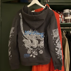Ed hardy hoodie - Zip up hoodie från ed hardy x urban outfitters i storlek M. Nyskick förutom ett par fläckar syns i sista bilden, går säkert bort. Går inte längre att köpa