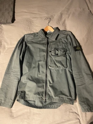 Stone island lätt jacka  - Äkta Stone island jacka  Strl medium Skick 8/10