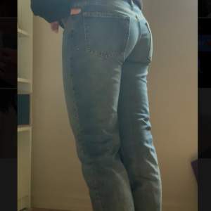 Blå jeans från Zara storlek 38 säljer då de inte passar mig. Knappast använda på grund av ovanstående - alltså nyskick! Nypris 399kr, säljer för 220kr! Straight modell, lågmidjade 💖 Ca 84 cm i midjan och ca 79cm innerben 
