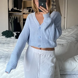 Kofta - En ljusblå kofta från hm, helt ny aldrig använd. Jätteskön och inte stickig alls. 