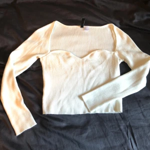 vit tröja storlek L - Vit tröja ifrån H&M (DIVIDED) i fint skick.