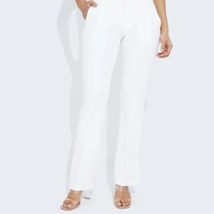 vita lågmidjade kostymbyxor - helt nya kostymbyxor, har endast använts vid ett tillfälle. är bra i längden för mig som är 160, skulle passa längre också