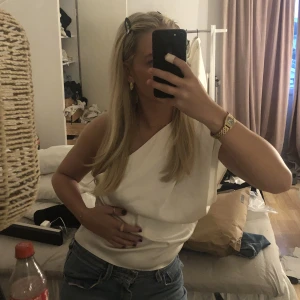 Vit one shoulder topp - Säljer denna as balla topp från zara, andvänd 1 gång💕💕💕