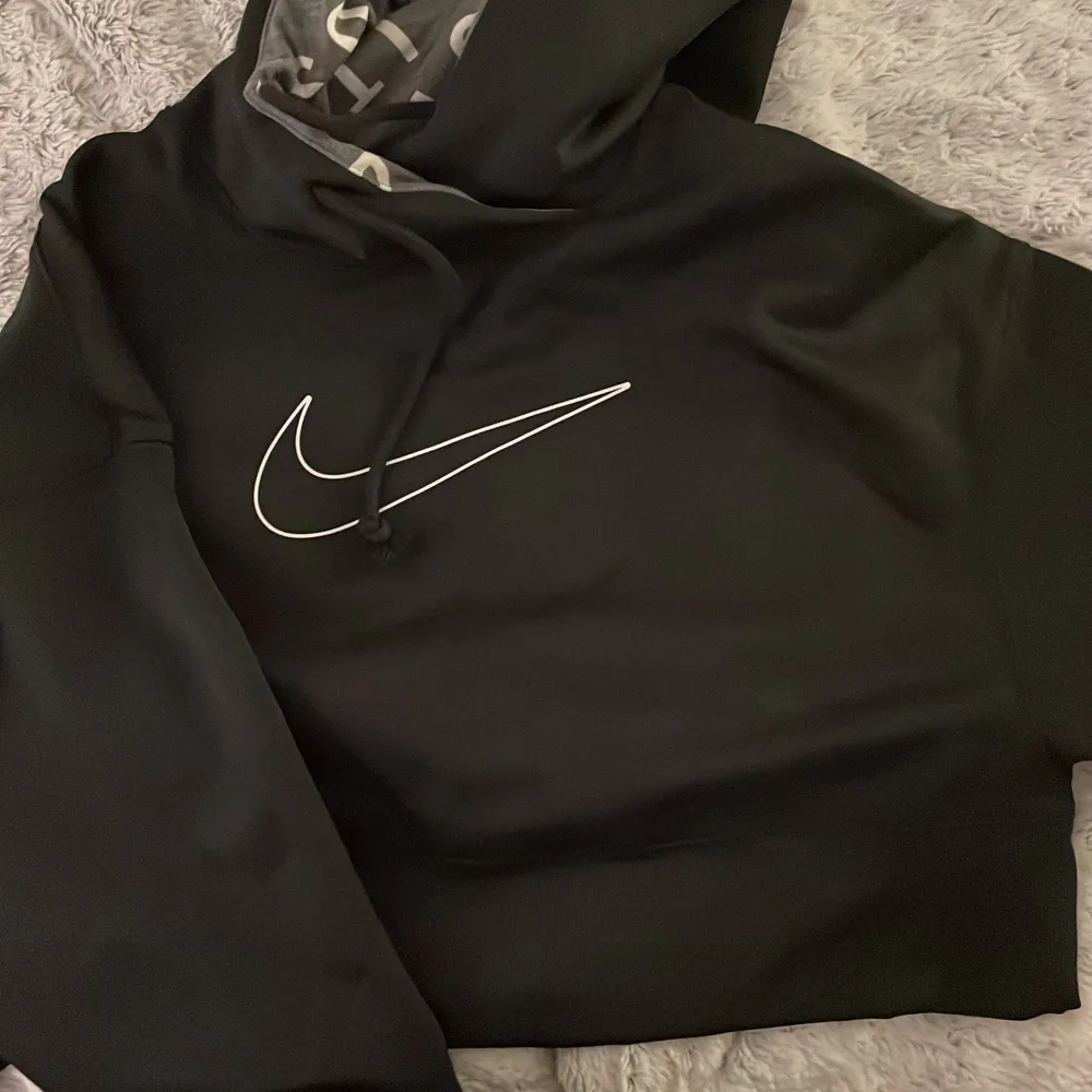 Fin Nike hoodie köpt på sportshoppen för inte länge sedan. Bra och skönt material. . Hoodies.
