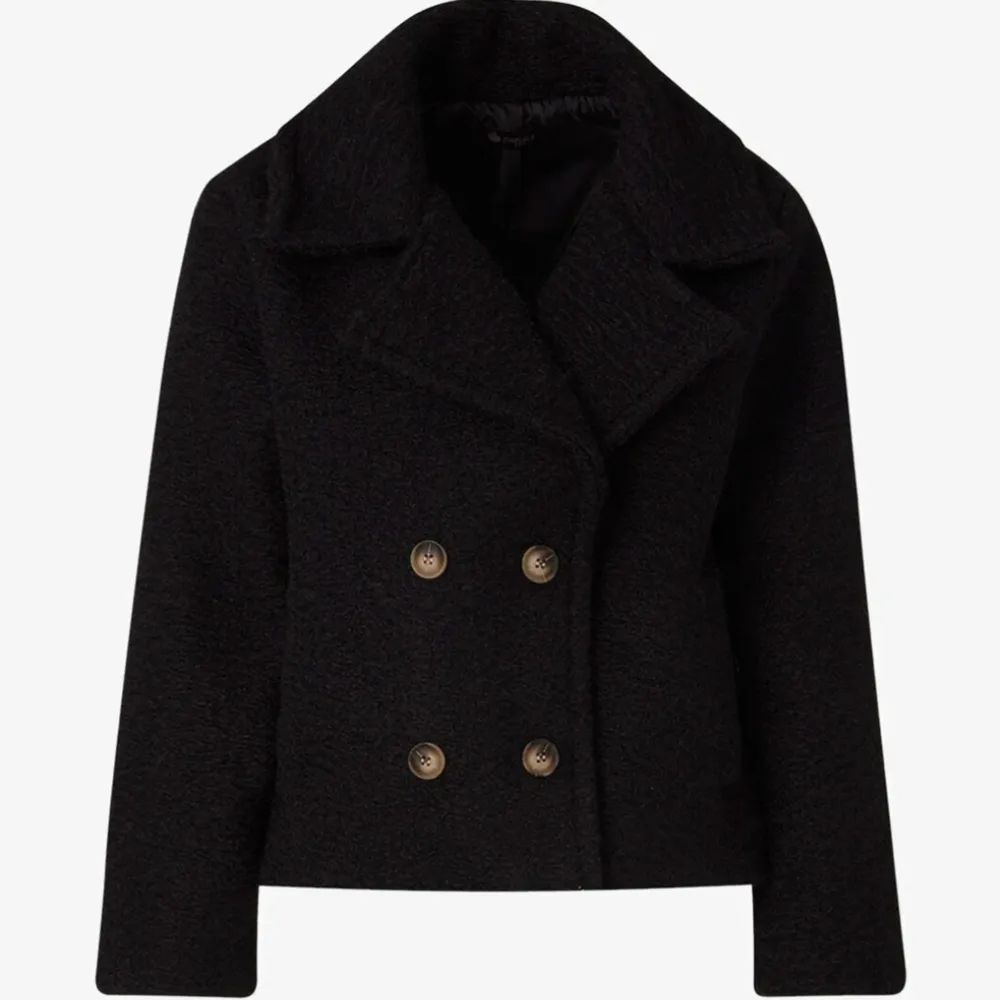 Säljer min svarta kappa från Chelsea, köpt i vintras men knappt använd, alltså i väldigt bra skick. Har med den beiga för att man ska se mer hur kappan ser ut!❤️. Jackor.