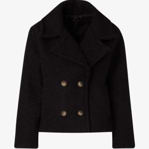 Säljer min svarta kappa från Chelsea, köpt i vintras men knappt använd, alltså i väldigt bra skick. Har med den beiga för att man ska se mer hur kappan ser ut!❤️