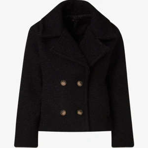 Svart kappa - Säljer min svarta kappa från Chelsea, köpt i vintras men knappt använd, alltså i väldigt bra skick. Har med den beiga för att man ska se mer hur kappan ser ut!❤️