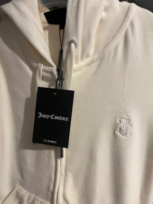 Juicy couture - Helt ny juicy Hoodie i kräm färg aldrig använd och har kvar prislapp