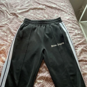 Palm angels byxor - Svarta Palm angels byxor. Storlek L men passa bra på M. Inte använda mycket så är ungefär som nya