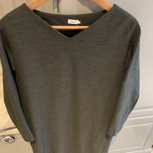 Filippa k klänning - Säljer denna klänning ifrån Filippa k. Den har väldigt bra skick o inga defekter. Hör av dig vid funderingar!! 