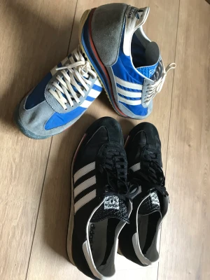 Adidas  - Adidas i storlek 46 två par som ni ser på bilderna.  Jag har använt de väldigt lite och man ser inga slitage på dem.  Behöver endast putsas så blir de som helt nya. Väldigt sköna att gå i dem   Säljer 270 st  Eller båda 440 kr   