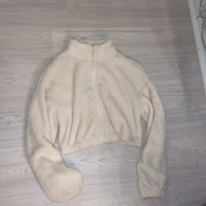 Vit fluffig kofta - Säljer denna från shein i storlek M. Kostade 139 kr❤️