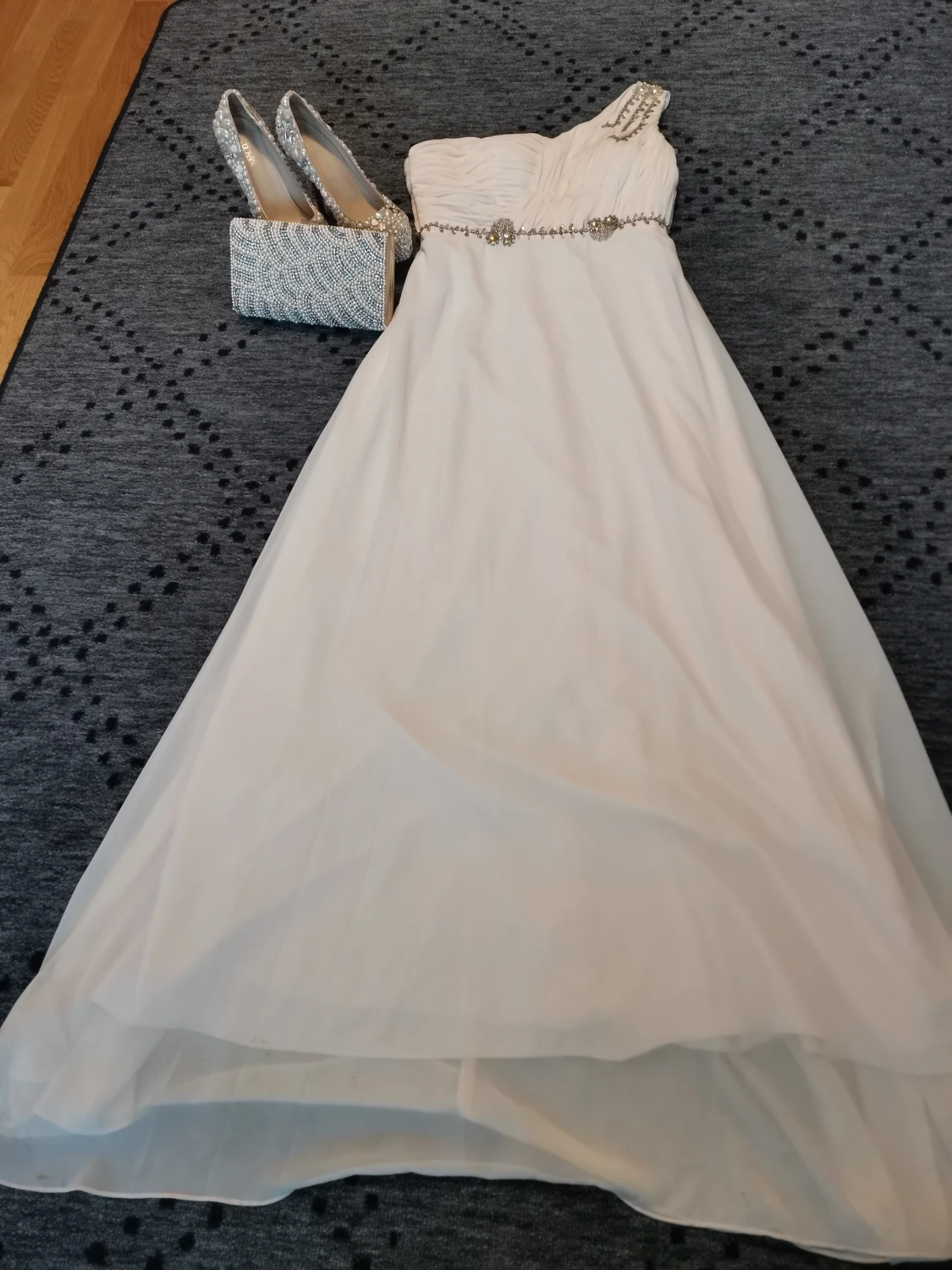 Festklänning och bröllopskor och väska