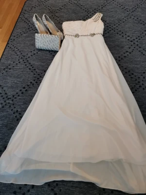 Festklänning och bröllopskor och väska  - Köpte de från Frankrike 