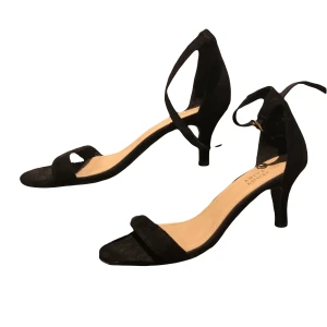 svarta klackar  - Svarta klackar i storlek 38, klacken är 4,5 cm hög.  Dom är från märket ”Jenny Fairy” men jag har köpt dom second hand, dock aldrig använt! Skriv om ni har frågor/vill ha fler bilder. Möts i Umeå eller fraktar! 🌟🌟