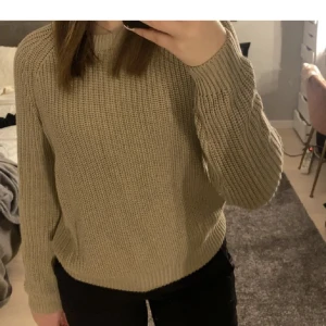 Stickad tröja  - Stickad brun/beige tröja. Knappt använd