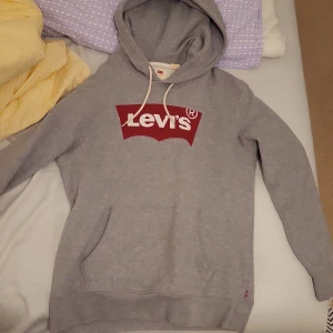 Levis - Anledningen till at jag säljer den är att jag behöver pengar annars är den i bra skick. Storlek S. Priset kan diskuteras