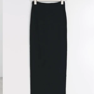 Lågmidjad långkjol - Säljer min lågmidjade långkjol från Gina tricot då den ej kommer till användning