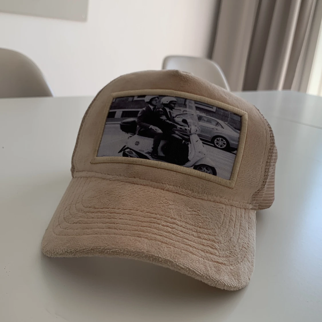 En Beige Emilio Pendenza keps