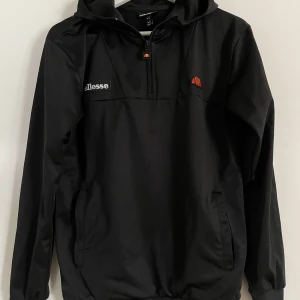 Ellesse dress - Säljer denna mjukisdress/träningsdress från Ellesse. Storlek XS, fint skick!