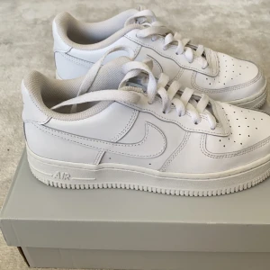 Air force 1 sorlek 36,5 - Säjer dessa Air force 1 använda ett fåtal gånger skick 9/10 storlek 36,5