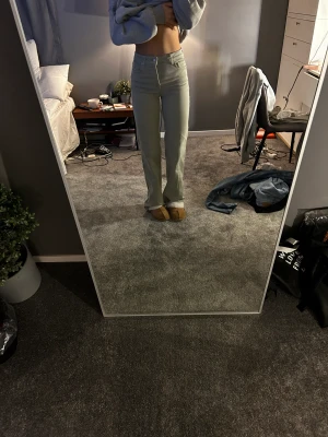 Jeans - Jättefina gröna jeans från zara med hög midja och långa ben. Så fin färg men passar inte riktigt mig och därför är skicket som nytt.