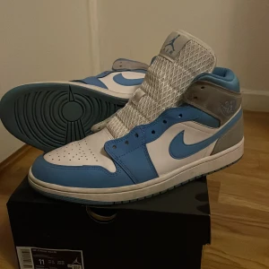 Air Jordan 1 mid SE  - Sköna skor som gå med nästintill allt. Mid kondition med några minimala märken. Om ni har frågor eller något så är det bara att skriva 