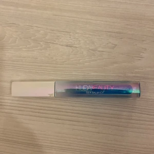 Huda beauty läppglans - Säljer detta läppglans för gillde inte det, har öppnat och testat 1-2 gånger på handen men annars helt oanvänt❤️ Org pris 359 kr
