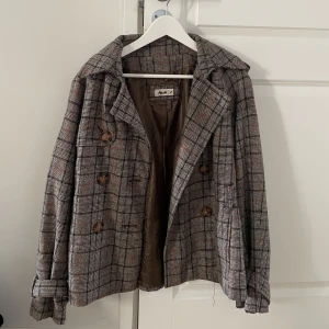 Kappa - I använt skick men inga andra defekter. Köpt second hand men har bara blivit använd en gång av mig. Storlek står inte men skulle säga typ S. Skriv vid intresse eller frågor🫶