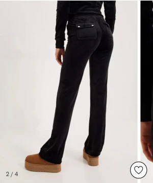 Juicy couture  - Säljer då jag inte använder dem längre och dem är för stora dem är i bra skick men kan va lite sträva då jag har tvättat dem 1-3 gånger 💗💗nypris 1099