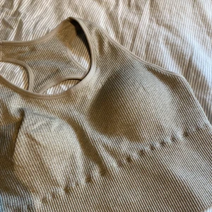 Ribbad sport-BH - Ribbad beige sport-BH som aldrig är använd (dock är prislappen avtagen)🤍🤎