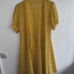 Prickig klänning - Lappen är bortklippt men är storlek 44 