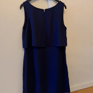 Klänning  - En mörkblå klänning. 