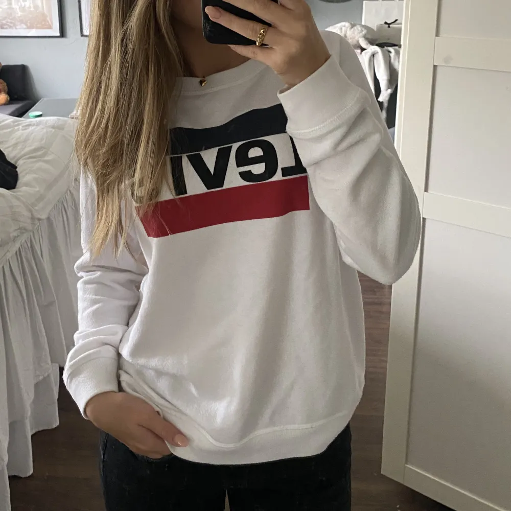 Levis tröja som är i bra skick. Använd fåtal gånger💙 . Hoodies.