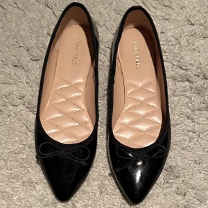 Svarta ballerina skor - Ballerina skor använda endast en gång och kommer inte till användning här hemm. Strl 39
