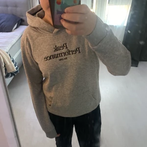 Peak performance hoodie - Grå peak performance hoodie i storlek 170. Mjukt material och bra i storlek, knappt använd. Ordinarie pris 700:- säljer den för 300:- plus frakt