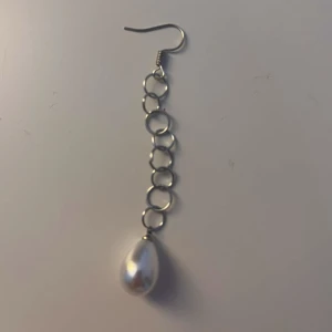 Pearl fall örhänge🎸⚡️🫶🏻 - Säljs enskilda!💗Pris för ett örhänge!(45)😁Plus frakt!!❤️Finns bara i silver⚡️🎸