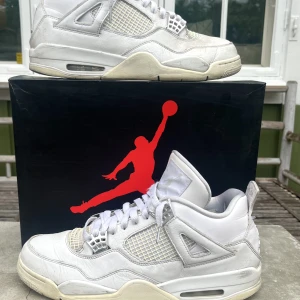 Air Jordan 4 Pure Money - Storlek EU 46. Har haft de i ett tag så de är rätt så slitna. Inget överdrivet men lite skråmor vid hälen och där fram. Köptes nya för 6000