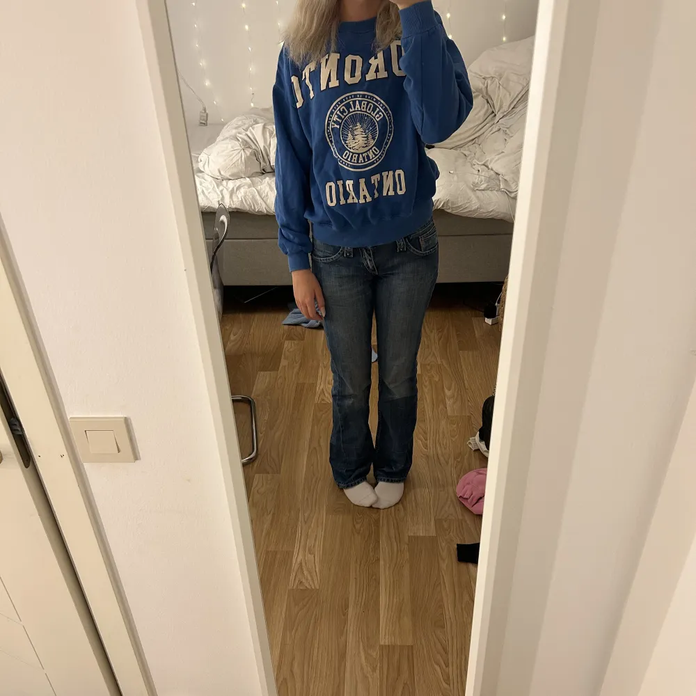 Säljer nu min blår sweatshirt från pull&bear pga att den inte kommer till användning längre💞🌸 använd ett par fåtal gånger😊 tveka inte att höra av er om ni har några frågor eller liknande😋. Tröjor & Koftor.