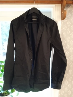 Snygg Riley skjorta - Snygg och fräsch Riley skjorta i fint skick utan defekter 