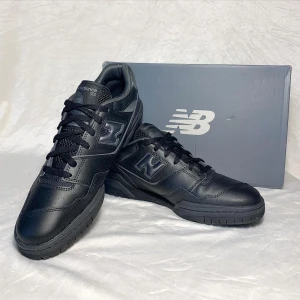 New balance 550 - New balance 550 tripple black i absolut nyskick har endast använt en gång. Tvär feta skor! 😍  Skick: 9,5/10  Pris: 799kr (retail 1900kr) Storlek: 46,5 (passar 45,5-46)