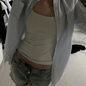 Tommy hilfiger skjorta😍 - Säljer denna ass snygga vit blå randiga skjorta! Skit snygg att styla både knäppt och öppen! Ny pris ca 1500😙🫶🏻